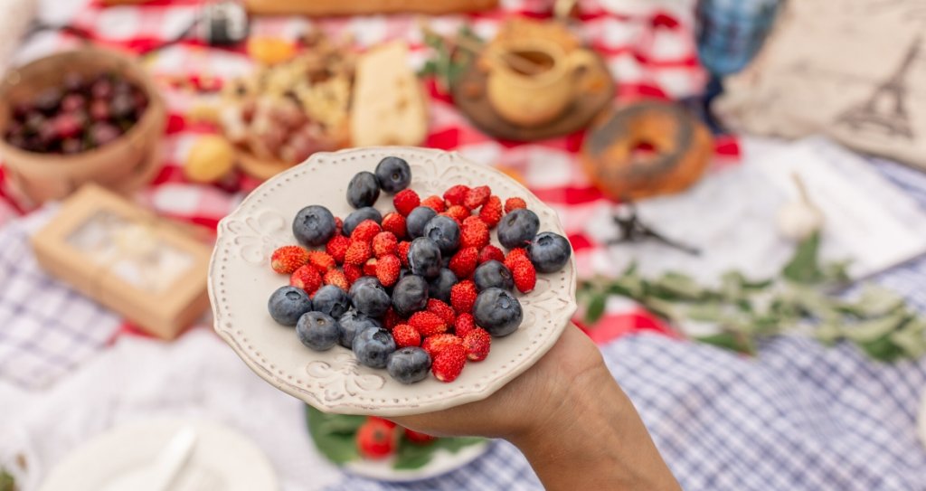 Organizzare-un-pic-nic-estivo-con-i-frutti-di-bosco