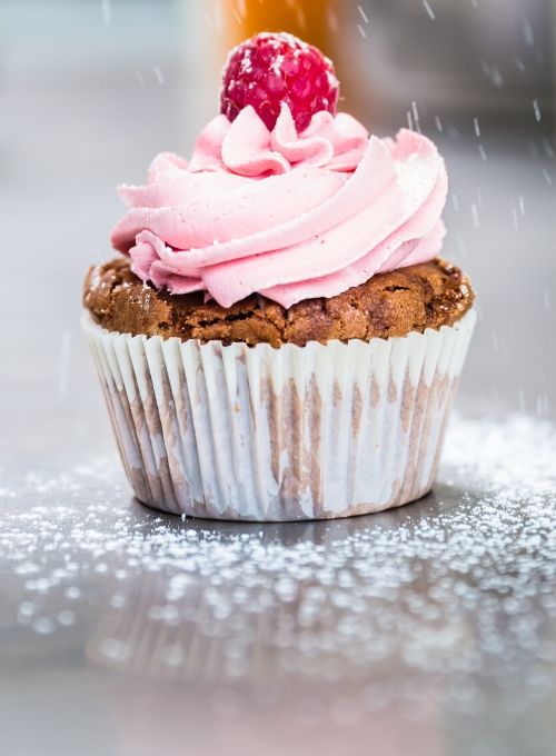 Ricette-con-i-lamponi_cupcake-festivi-al-cacao-con-frosting-ai-lamponi