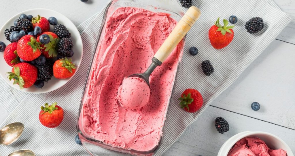 Ricette-con-le-fragole_Gelato-alla-fragola-e-frutti-di-bosco
