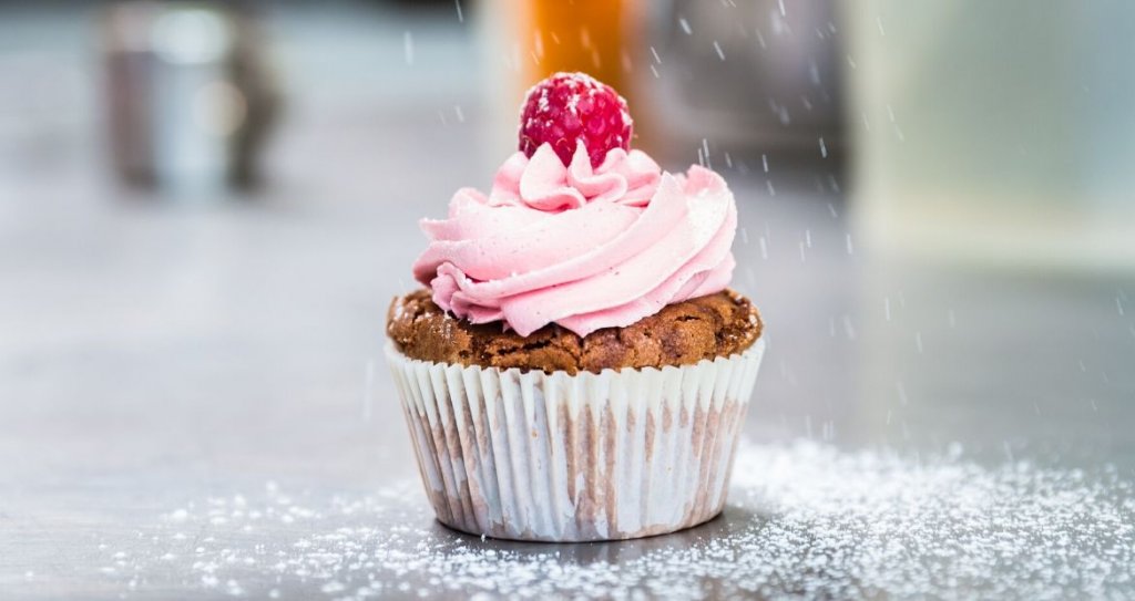 Ricette-con-i-lamponi_cupcake-festivi-al-cacao-con-frosting-ai-lamponi