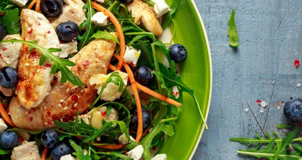 Insalata-mirtilli-pollo_Sant'Orsola_Ricette-frutti-di-bosco
