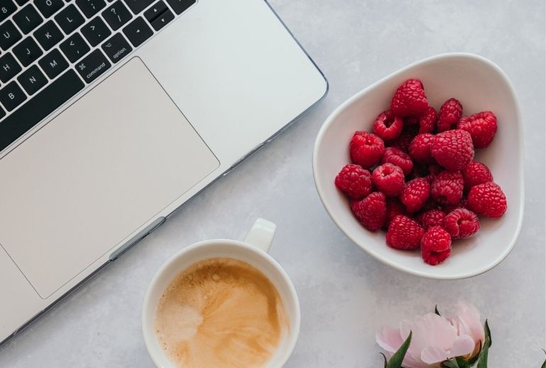 stare-bene-con-fragole-piccoli-frutti-a-casa-vita-sedentaria