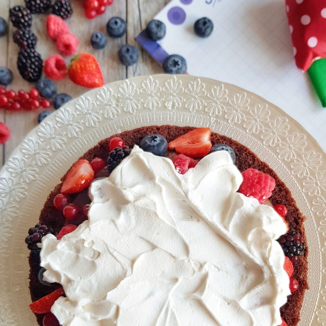 Torta-a-strati-multistrato-frutti-di-bosco-cioccolato-panna-lamponi-mirtilli-ribes-fragole-more-Sant'Orsola-piccoli-frutti