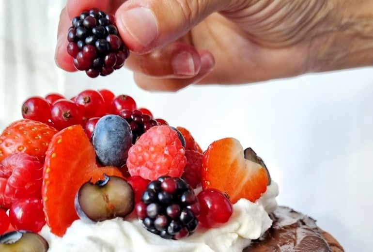 Torta-a-strati-multistrato-frutti-di-bosco-cioccolato-panna-lamponi-mirtilli-ribes-fragole-more-Sant'Orsola-piccoli-frutti