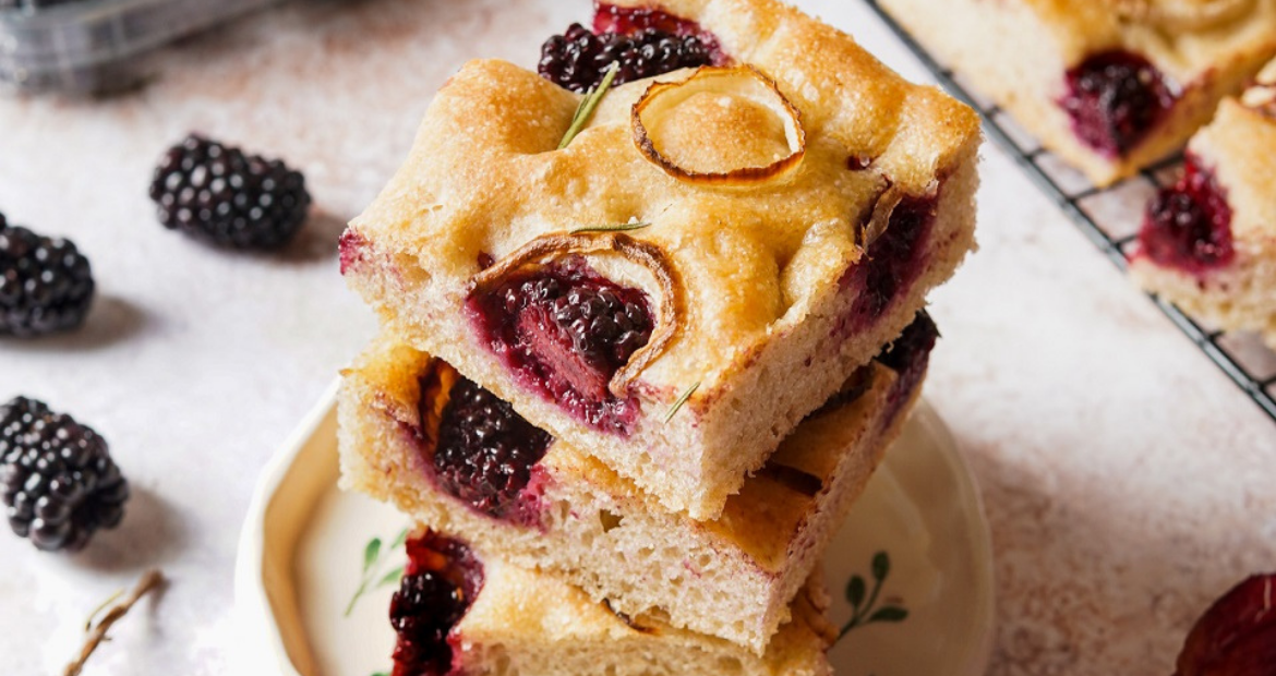 Ricetta-focaccia-cipolla-caramellata-more-Sant'Orsolav