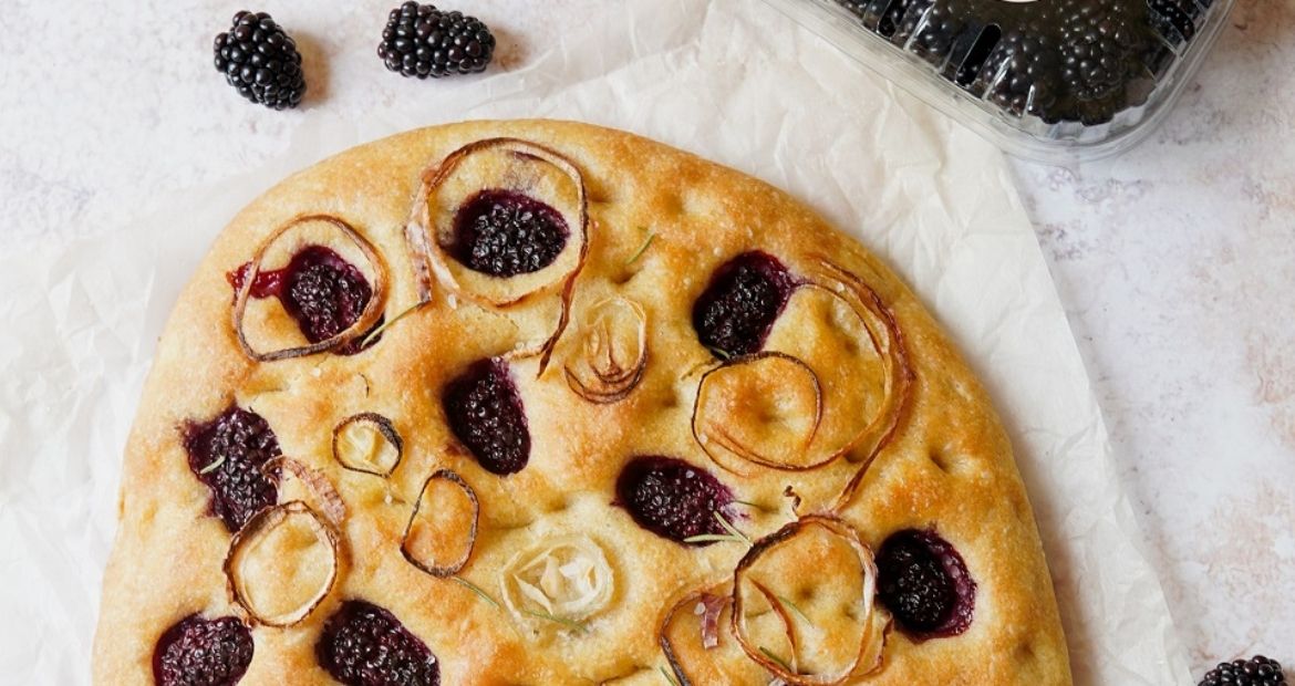 Ricetta-focaccia-cipolla-caramellata-more-Sant'Orsolav